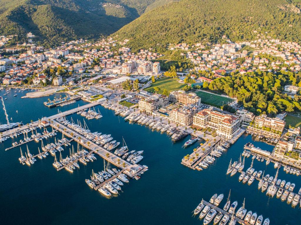 Porto Montenegro (студії та невеликі апартаменти)