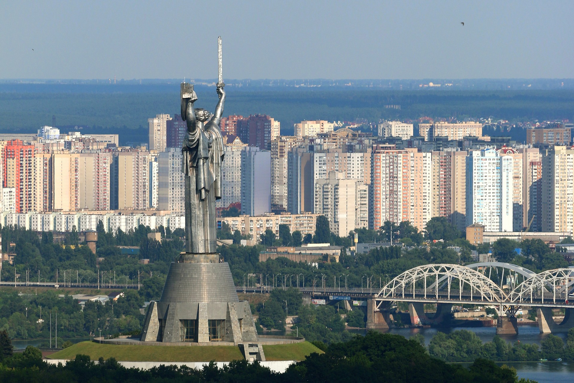 Чи варто продавати квартиру в Україні під час війни